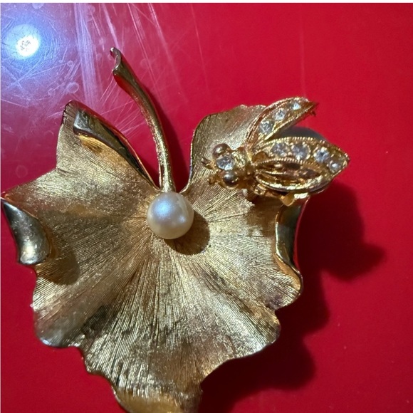 Art Jewelry - Vintage Bee On Leaf Spring Type Pin Signed ART Unique Whimsical brooch Rare